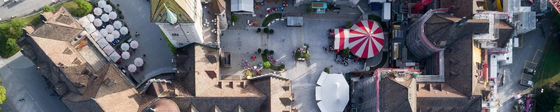 Photo of a city festival from a bird's eye view. Symbolic image for the outsourcing of dealing desks in banking.