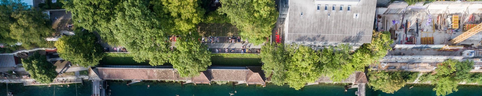 Eine futuristische Stadtansicht bei Sonnenuntergang, die die Zukunft des Transaction Banking und Innovationen bei Vontobel symbolisiert.