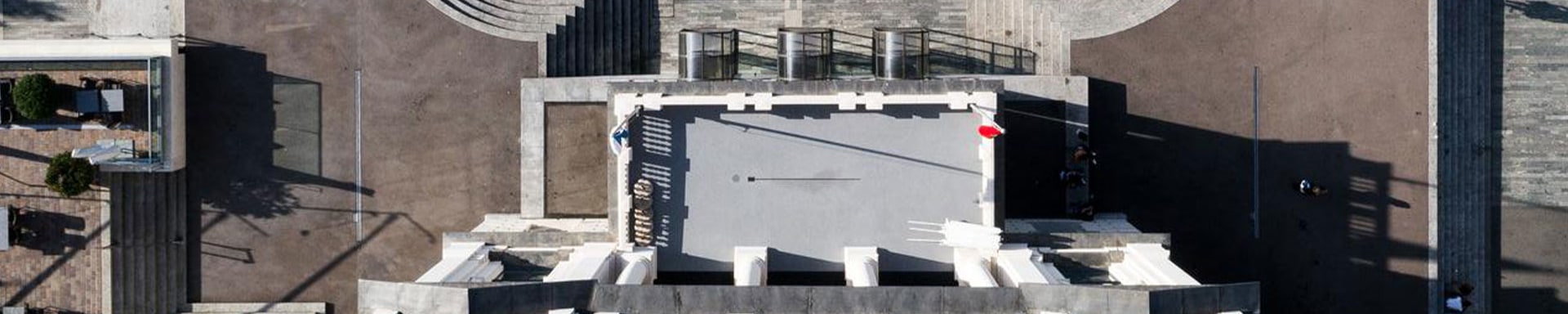 Vogelperspektive des Zürcher Opernhauses, aufgenommen mit einer Drohne, das die Devisenhandel-Dienste bei Vontobel im Hero-Bild des Artikels darstellt.