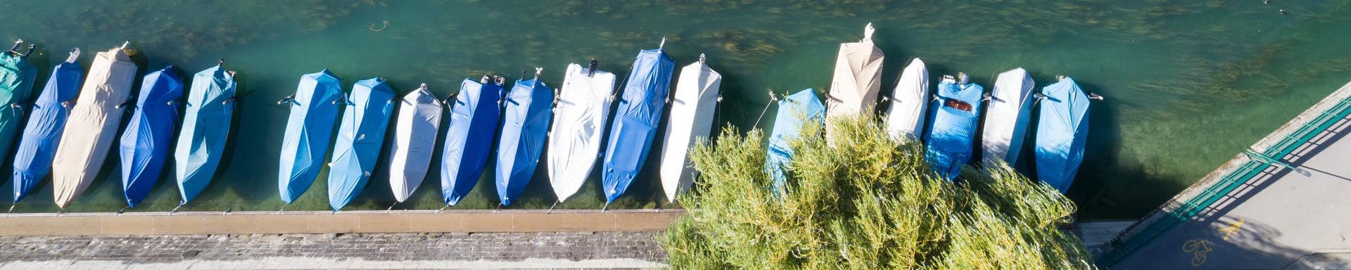 Mehrere Boote liegen nebeneinander - Foto aus der Vogelperspektive und Symbolbild für Vontobel's SOR Infrastruktur.