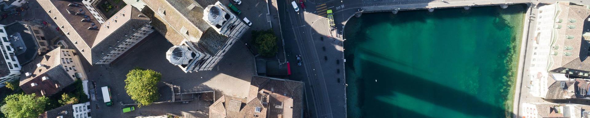 Die Vogelprespektive einer schweizer Stadt - Symbolbild für ein starkes Network Management.