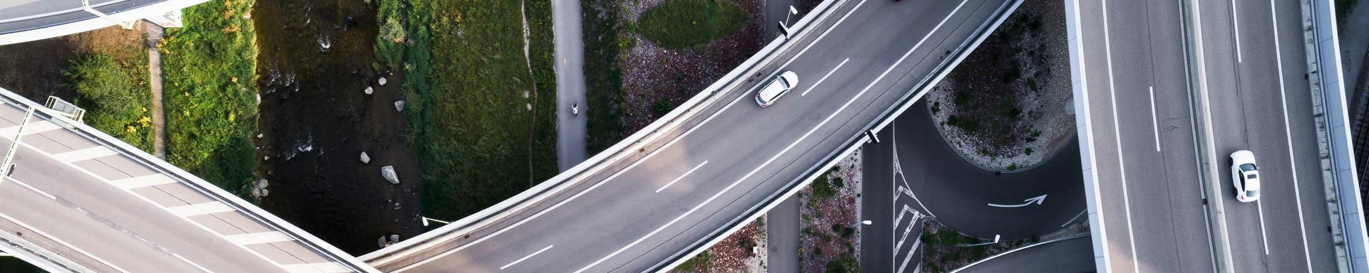 Ein visuell eindrucksvolles Bild, das Verwahrungsdienste symbolisiert und die sichere Lagerung sowie Verwaltung von Vermögenswerten zeigt, mit einem Blick auf Autos auf einer Autobahn darunter.