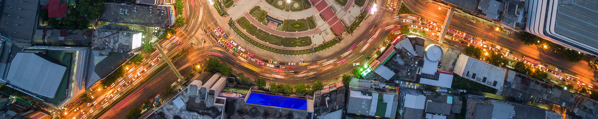 Ein beleuchteter Kreisverkehr aus der Vogelperspektive: Vontobel @ TradeTech 2024