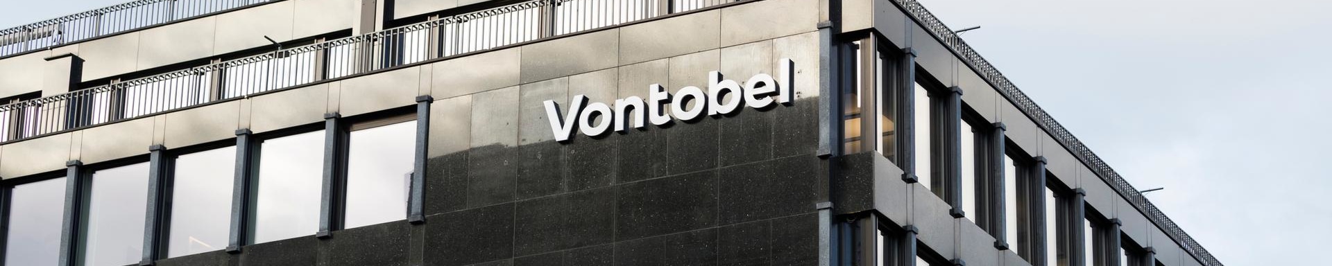 The Vontobel B21 building, showcasing modern architecture and the corporate identity of Vontobel, situated in an urban setting in Zurich.