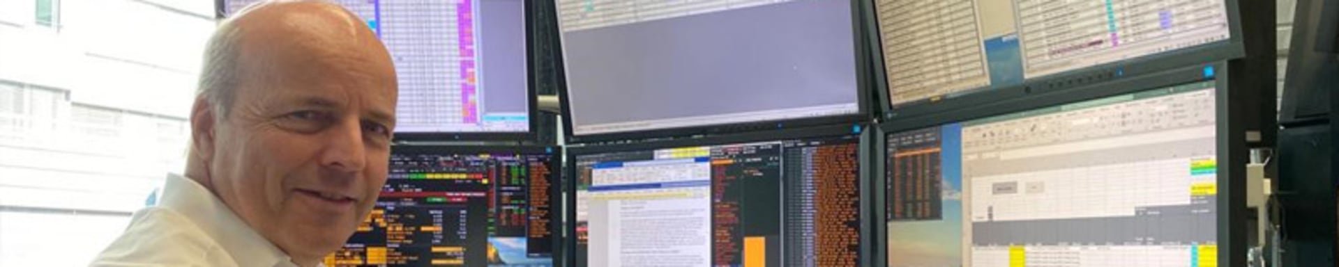 Vontobel employee Philipp Alena at his workplace in 2023