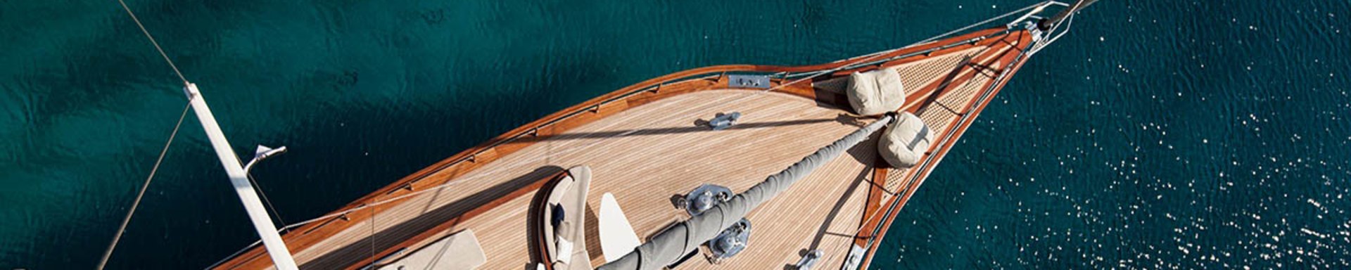 Ein Segelschiff aus Holz segelt auf dem offenen Meer - Vogelperspektive.