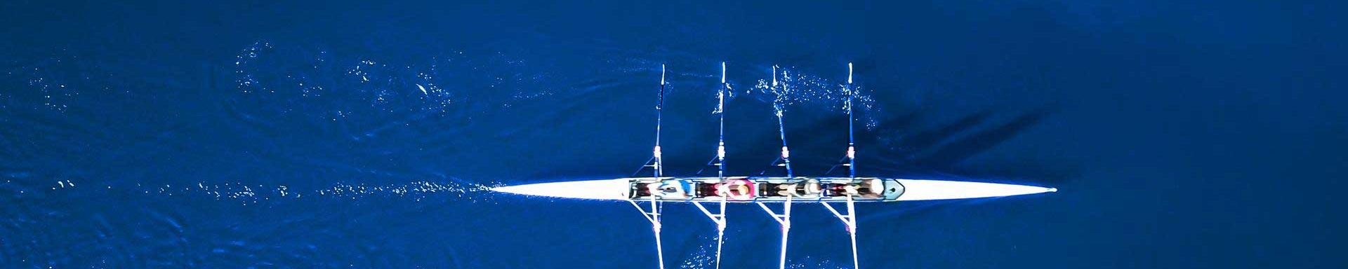 A rowboat is sailing on the sea - symbolic image for investing in private markets.