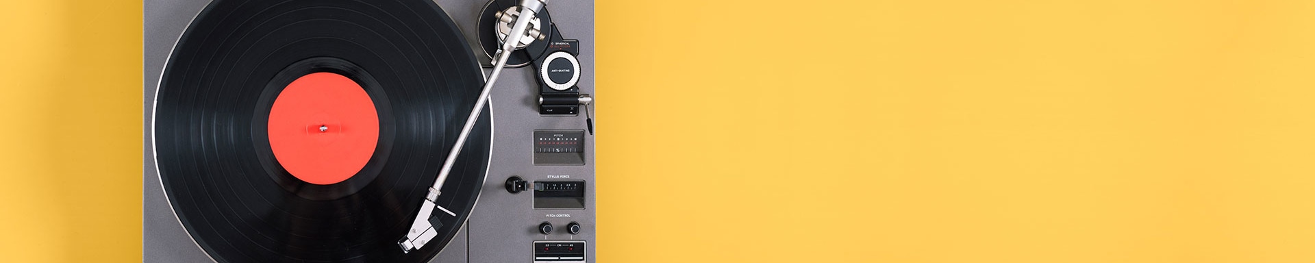 A picture of a record player on a yellow background symbolizes the power of Generation Z on the profitability of companies.