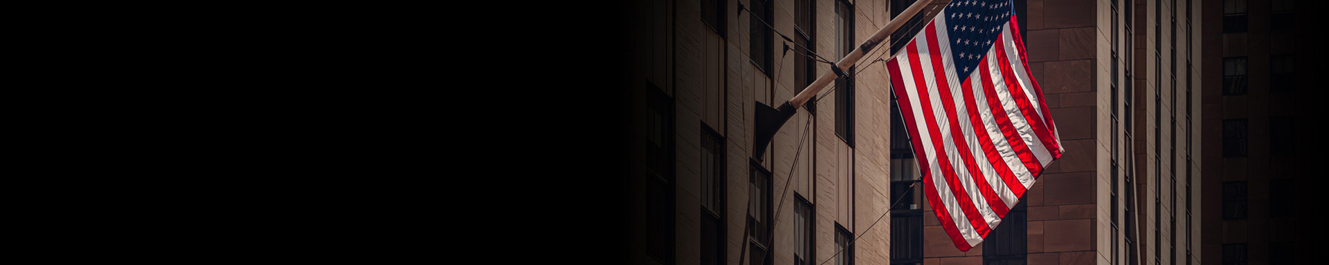 An American flag flutters in the wind. American elections: a decisive moment for your portfolio from an investor's point of view.