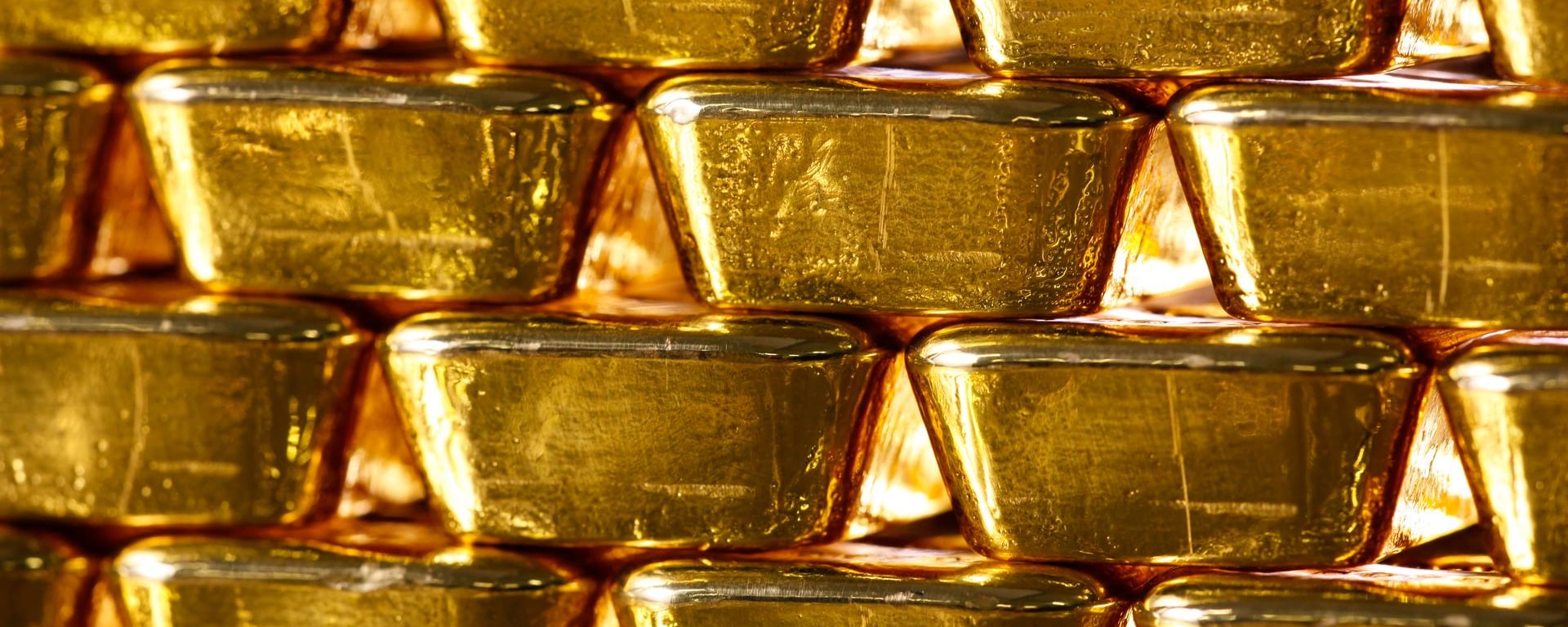 Ein eindrucksvolles Bild von Goldbarren, das die Verwahrungsdienste im Asset Management darstellt und Sicherheit sowie Wohlstand betont.