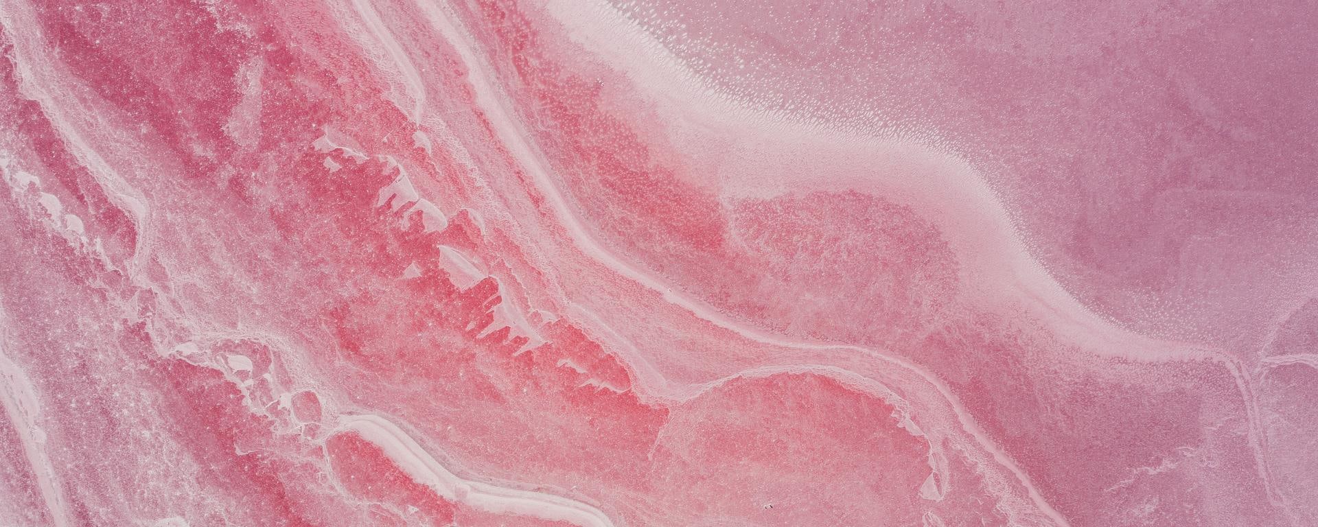 Eine Nahaufnahme von pinkigem Gestein. Symbolbild für Trading Data Science.