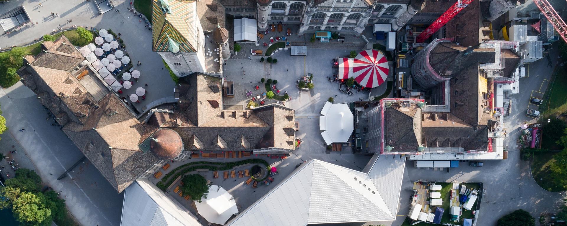 Photo of a city festival from a bird's eye view. Symbolic image for the outsourcing of dealing desks in banking.