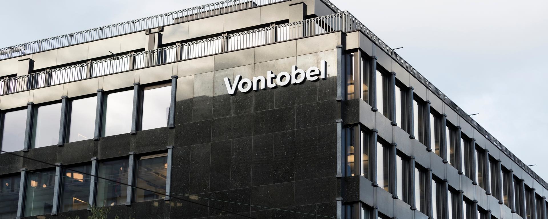 Das Vontobel B21 Gebäude, das moderne Architektur und die Unternehmensidentität von Vontobel zeigt, gelegen in einem städtischen Umfeld in Zürich.