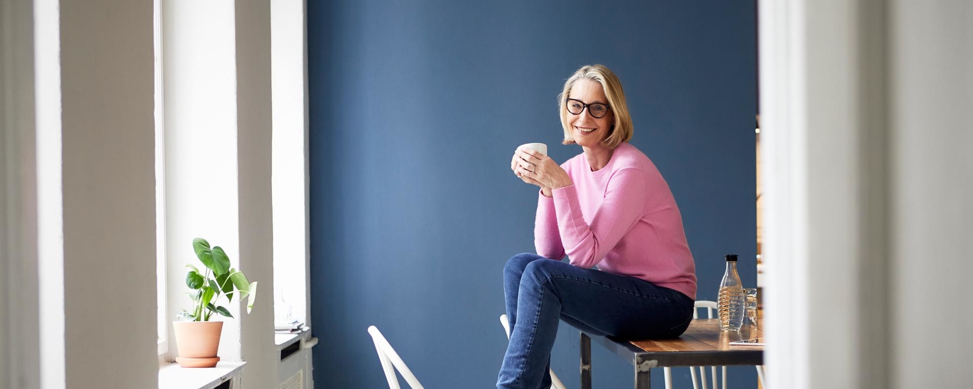 Alte Frau mit Tasse in der Hand symbolisiert den Erbvorbezug.