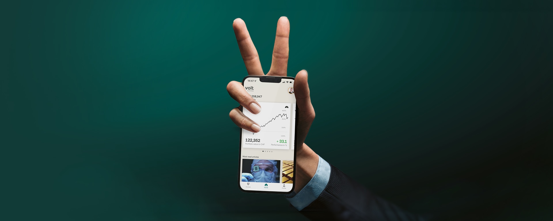 Ein Bild einer Hand die ein Smartphone mit einer Statistik drauf hält.