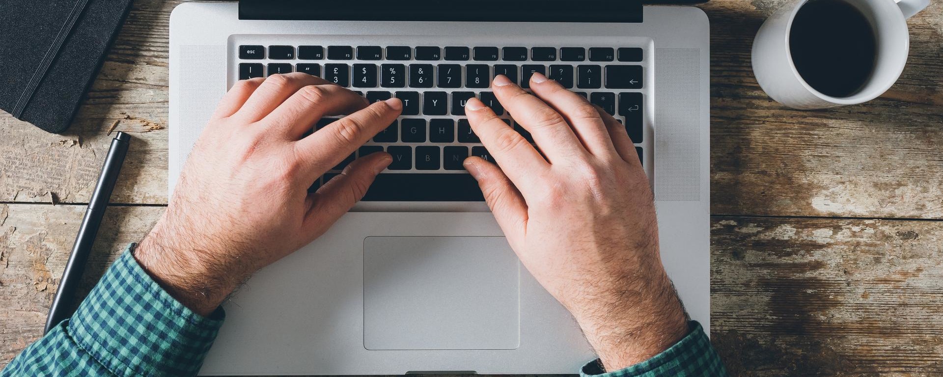 Ein Bild von einem Laptop und deren Tastatur.