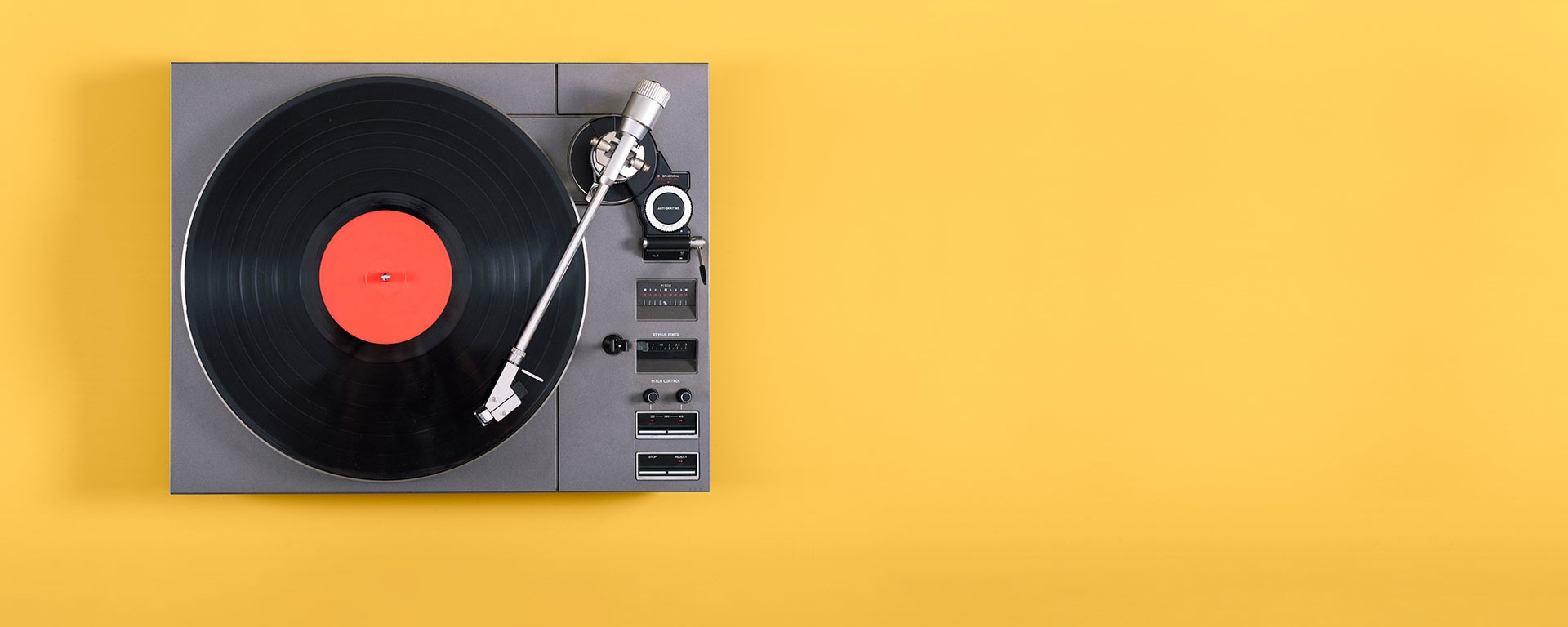 A picture of a record player on a yellow background symbolizes the power of Generation Z on the profitability of companies.