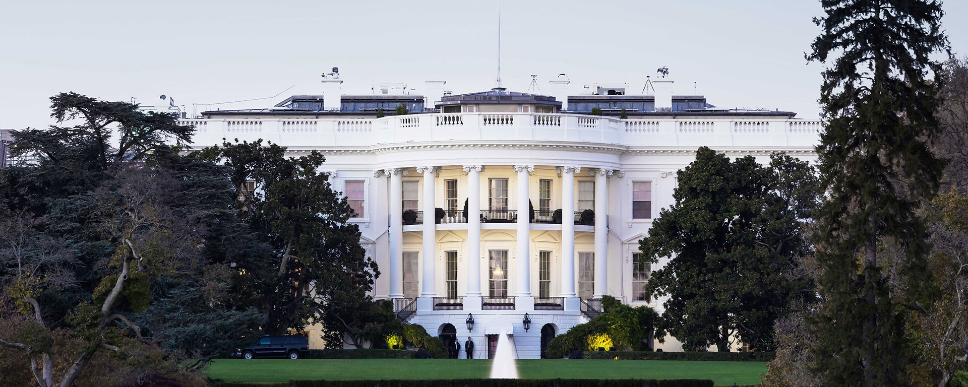 Frontales Foto des Weissen Haus in Washington DC Amerika