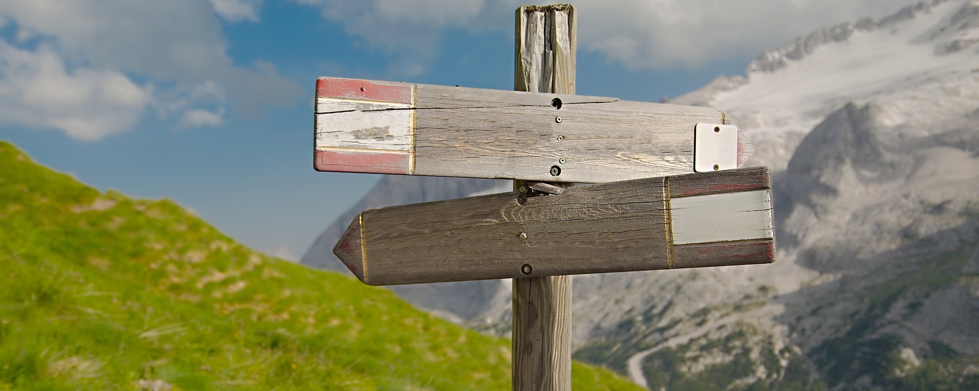 Une image représentant des panneaux indiquant un sentier de randonnée en montagne.