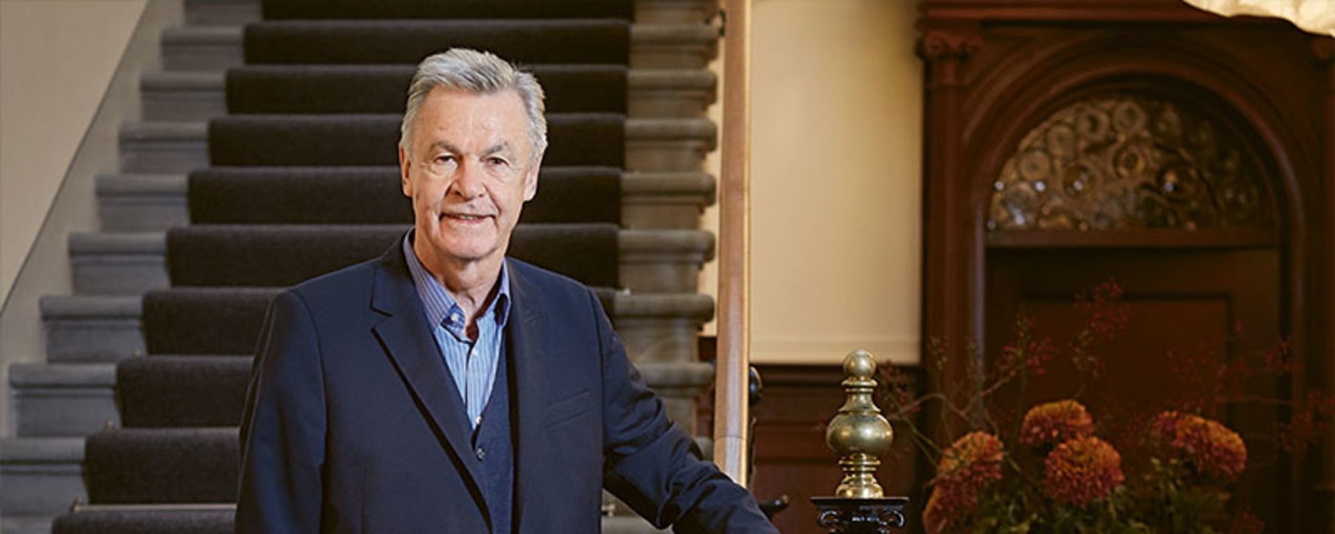 Ottmar Hitzfeld steht auf einer Treppe.