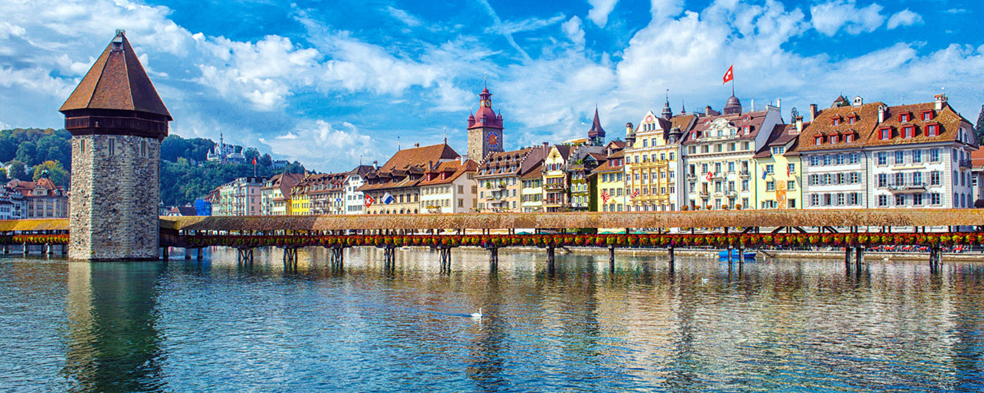 Vontobel Standort in Luzern: Das Stadtbild mit dem Fluss, der es durchschneidet, umgeben von Gebäuden.