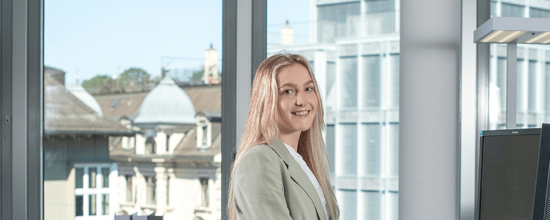 A KV apprentice at Bank Vontobel looks into the camera with a smile.