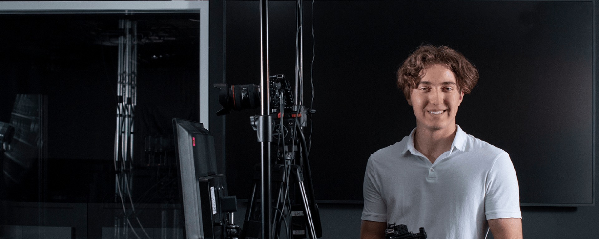 A mediamatics apprentice at Bank Vontobel looks into the camera with a laugh.