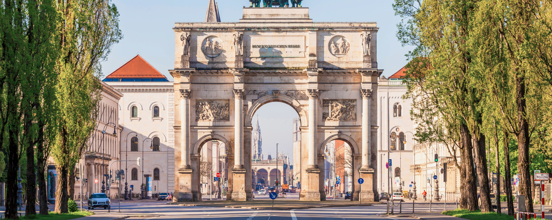 Munich's Siegestor photographed from the front