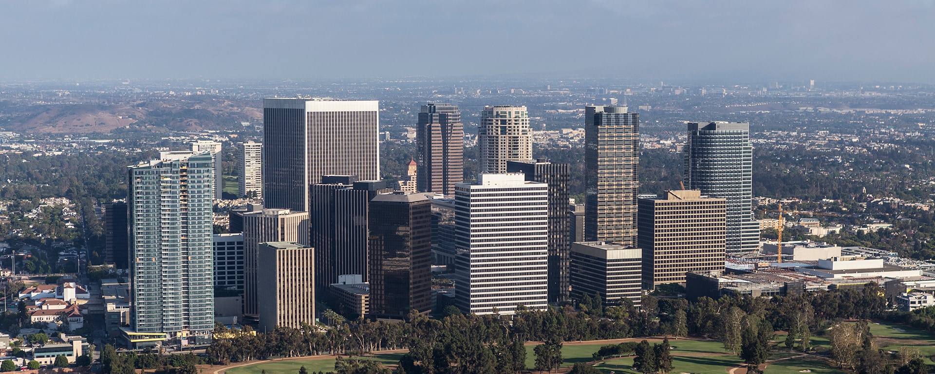 Blick auf Hochhäuser des Finanzdistrikts am Santa Monica Blvd in Los Angeles