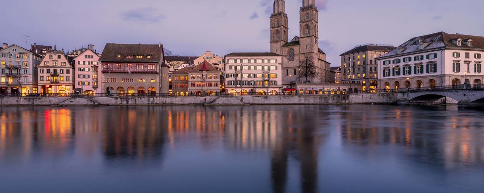 Panorama der Stadt Zürich an der Limmat bei Sonnenuntergang