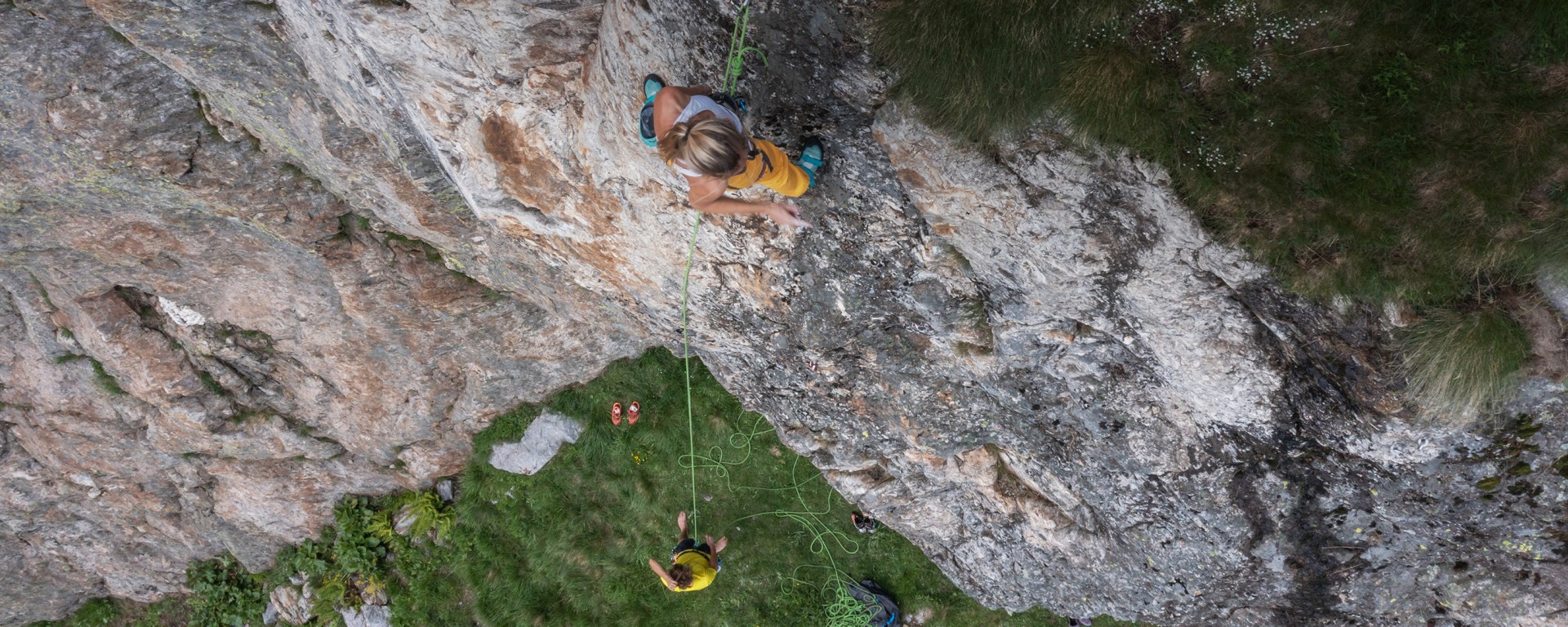 Eine Frau die am klettern ist