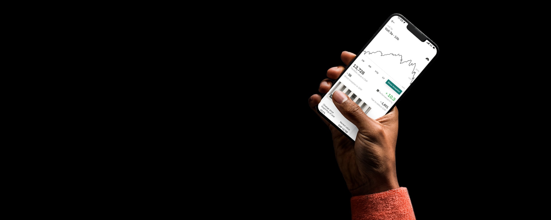 Eine Hand hält ein Smartphone, worauf die volt App geöffnet ist.