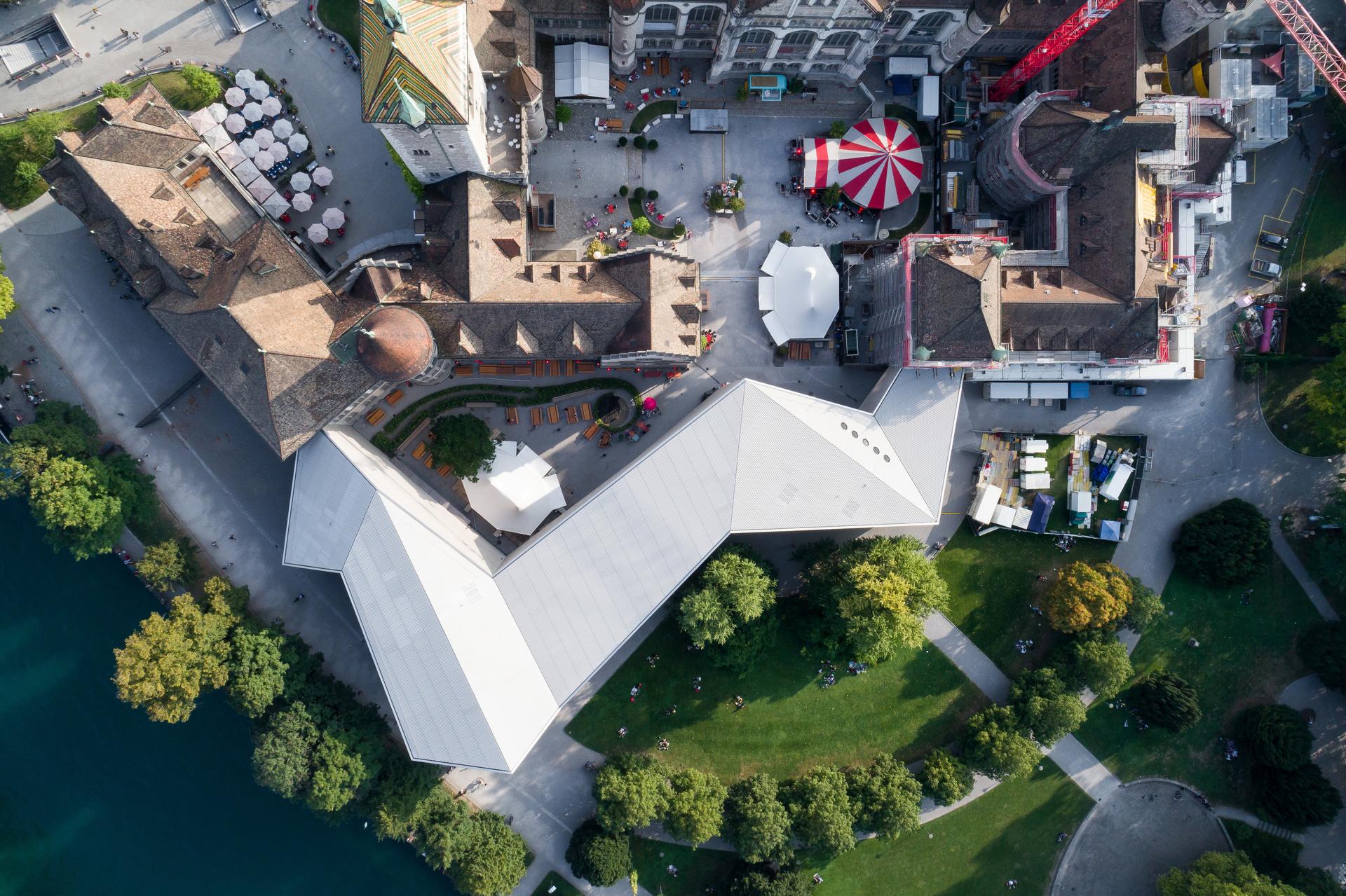 Photo of a city festival from a bird's eye view. Symbolic image for the outsourcing of dealing desks in banking.