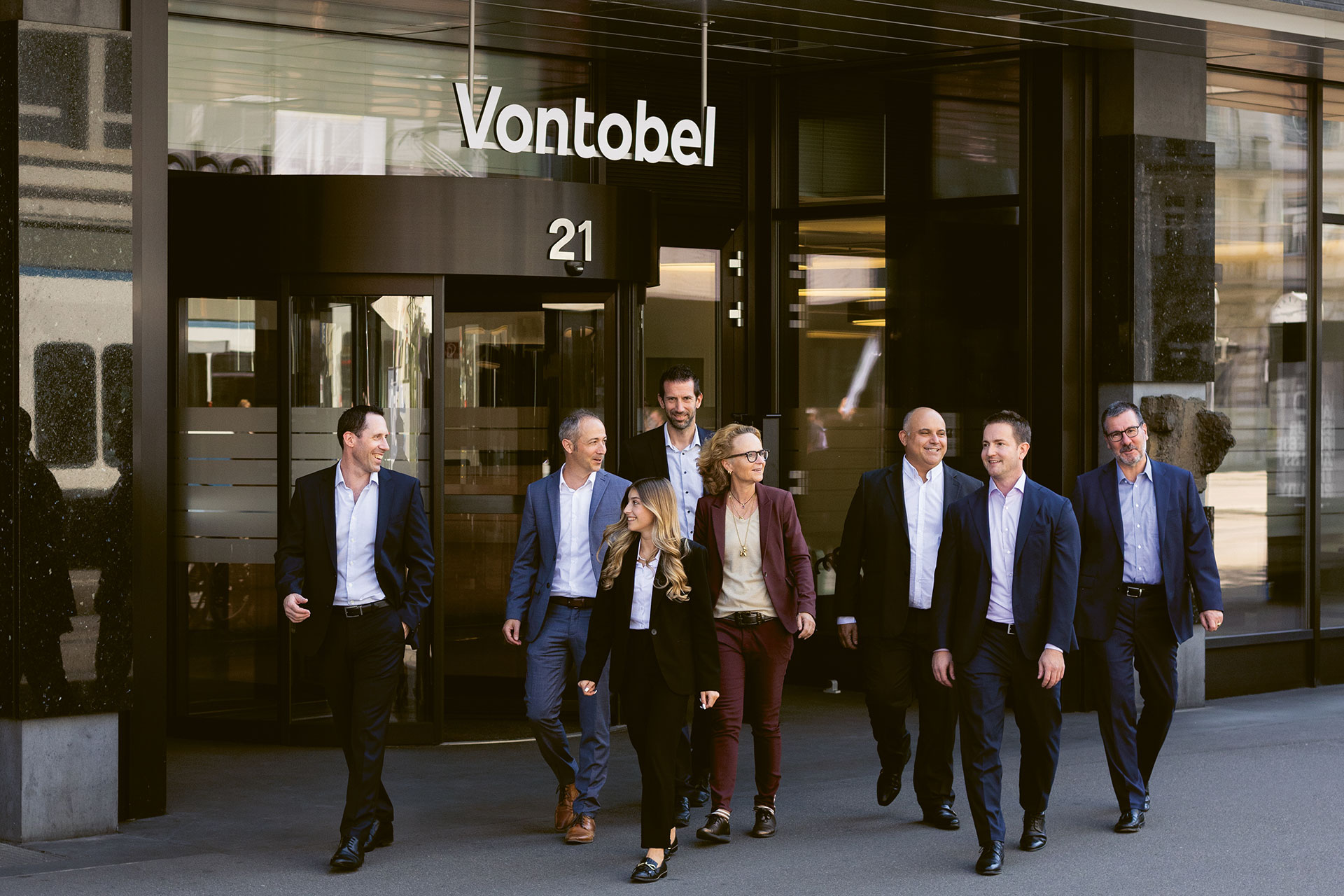 Ein Gruppenfoto des Global Execution Teams vor dem Vontobel-Gebäude. Die Teammitglieder sind in Businesskleidung, lächeln und posieren zusammen, was den kollaborativen und professionellen Geist des Unternehmens widerspiegelt.