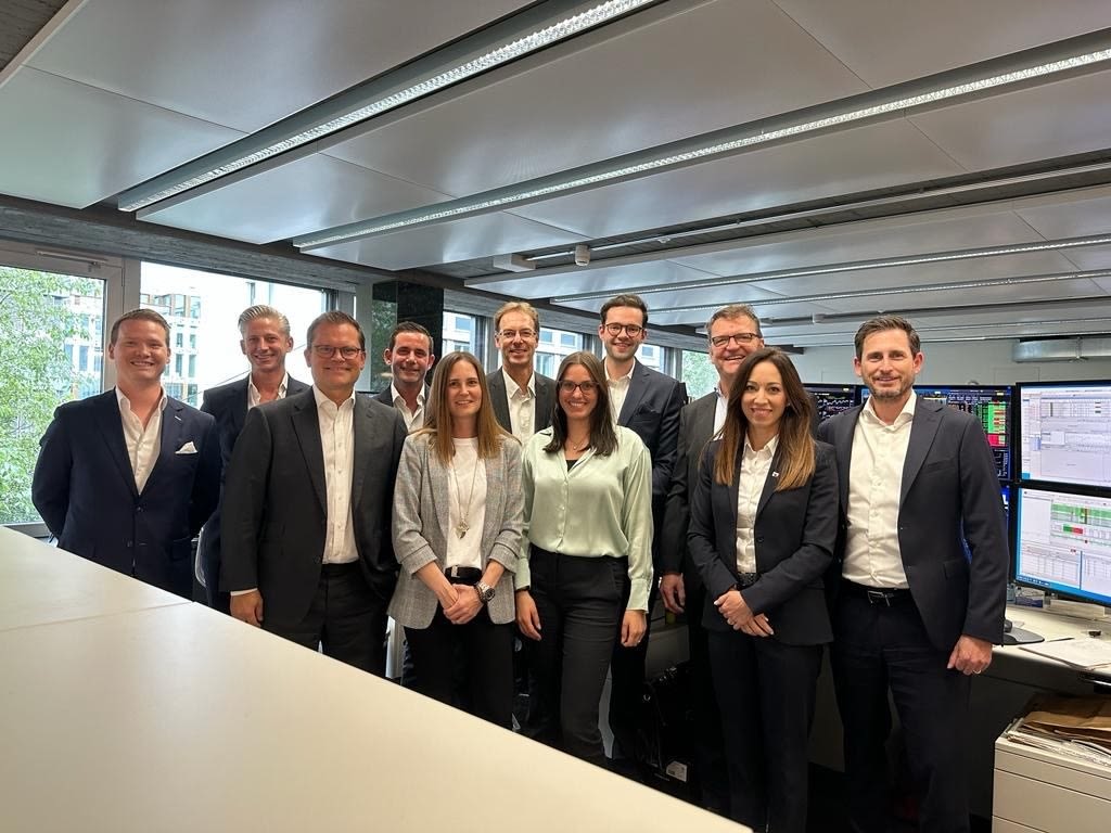 Das Transaction Banking Team von Matthias Schiesser steht im Innenraum der Bank Vontobel.