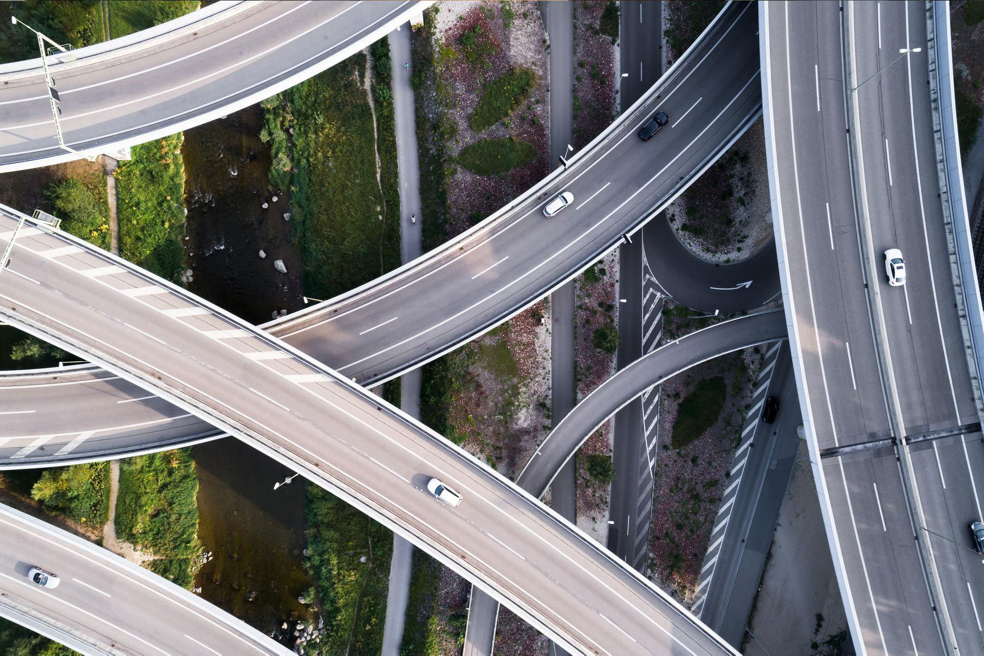 Ein visuell eindrucksvolles Bild, das Verwahrungsdienste symbolisiert und die sichere Lagerung sowie Verwaltung von Vermögenswerten zeigt, mit einem Blick auf Autos auf einer Autobahn darunter.