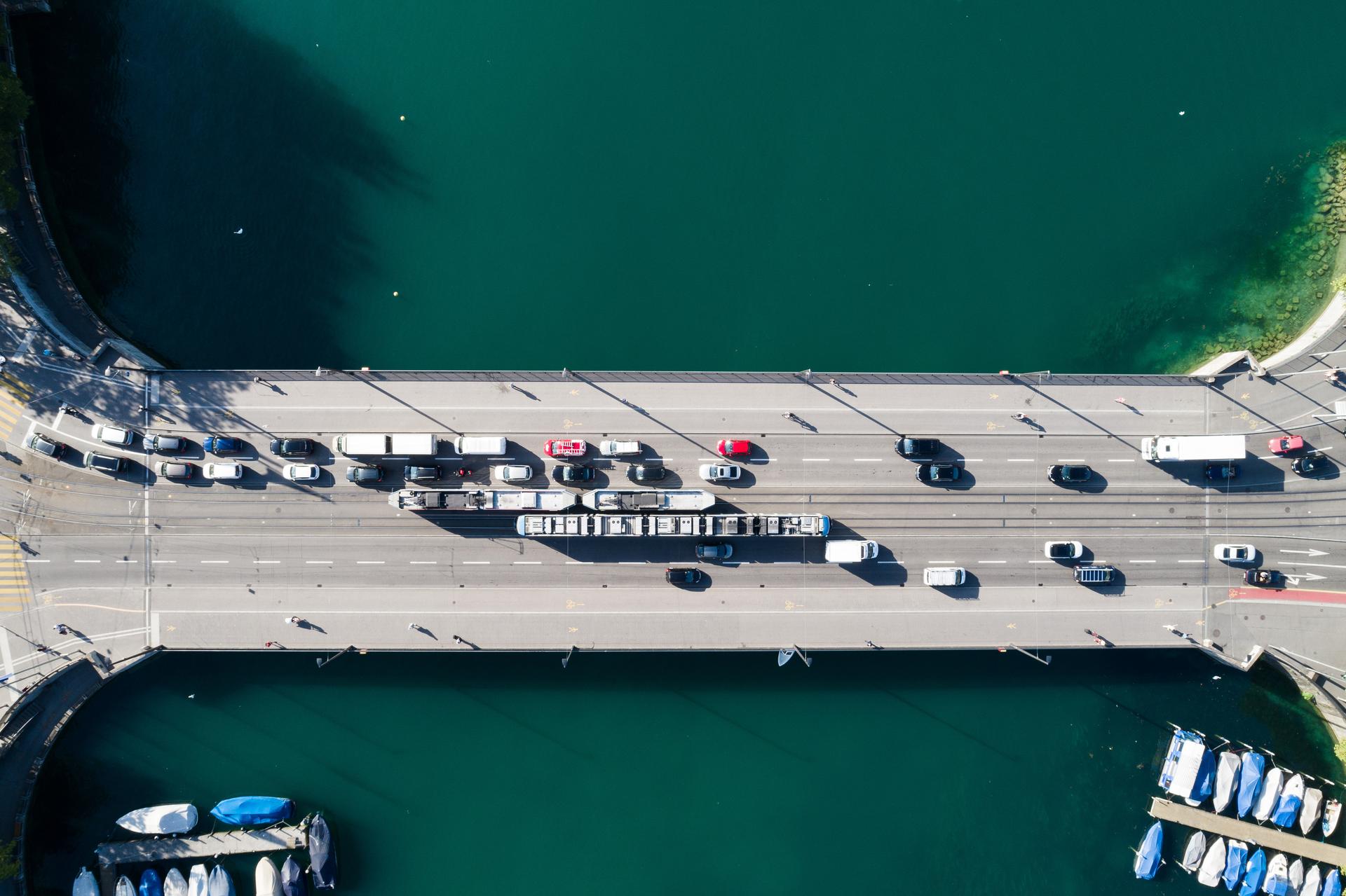 A bird's eye view of a bridge in the city of Zurich symbolizes the transformation of transaction banking with the help of data.