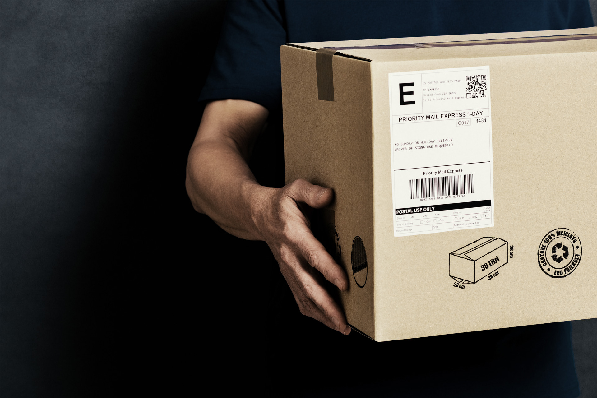 Ein Mann trägt ein Paket in seinen Händen und symbolisiert die Zukunft des Shoppings: Hybrid Retail.