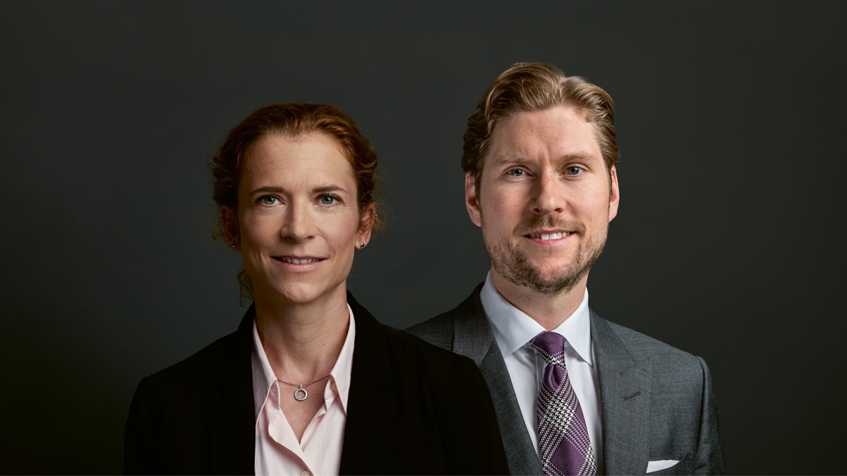 Sie sehen die Portr&#228;taufnahme der zwei amtierenden Verwaltungsr&#228;te aus der Vontobel-Familie: Dr. Maja Baumann, Enkelin von Hans Vontobel, und sein Grossneffe Bj&#246;rn Wettergren.