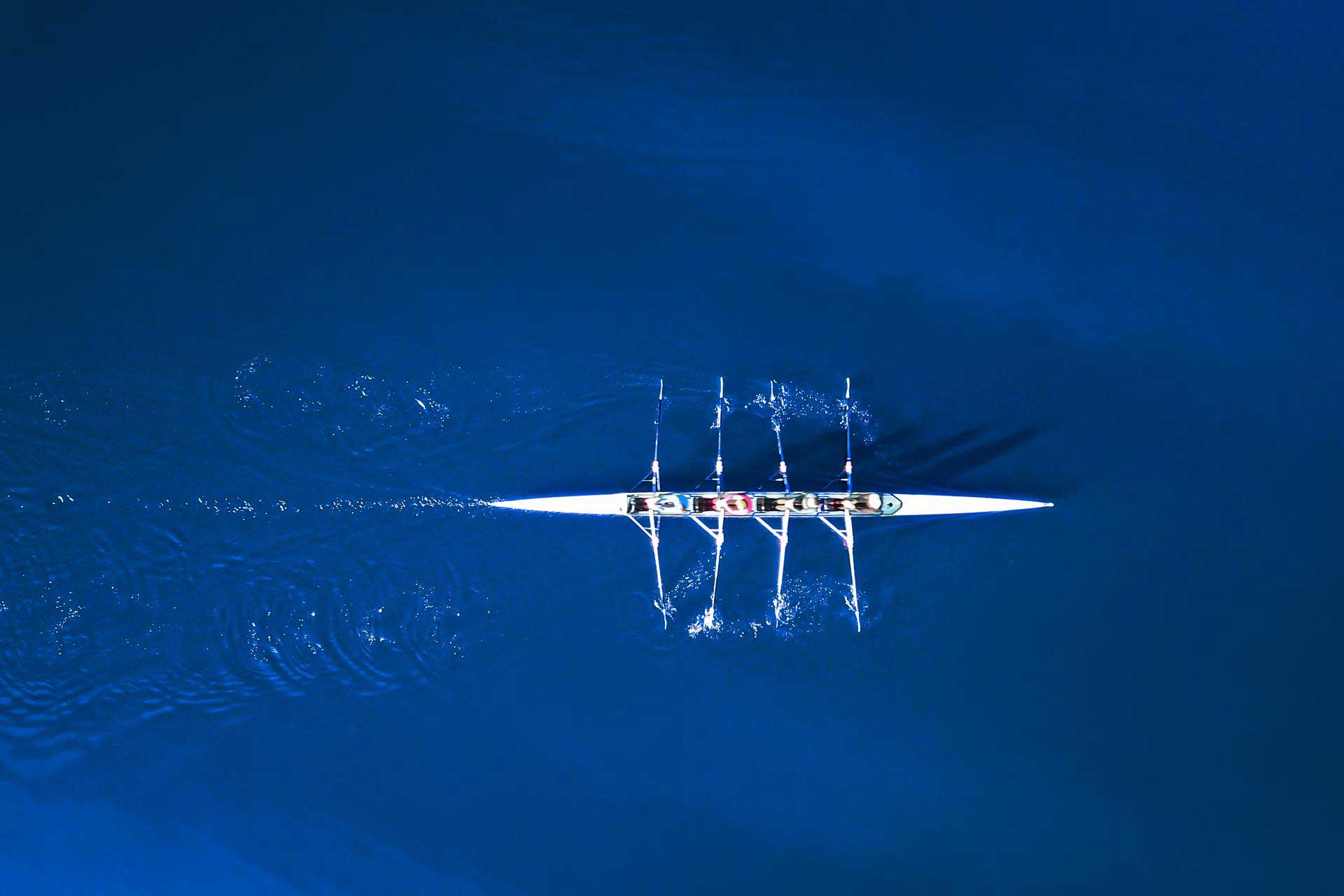 A rowboat is sailing on the sea - symbolic image for investing in private markets.