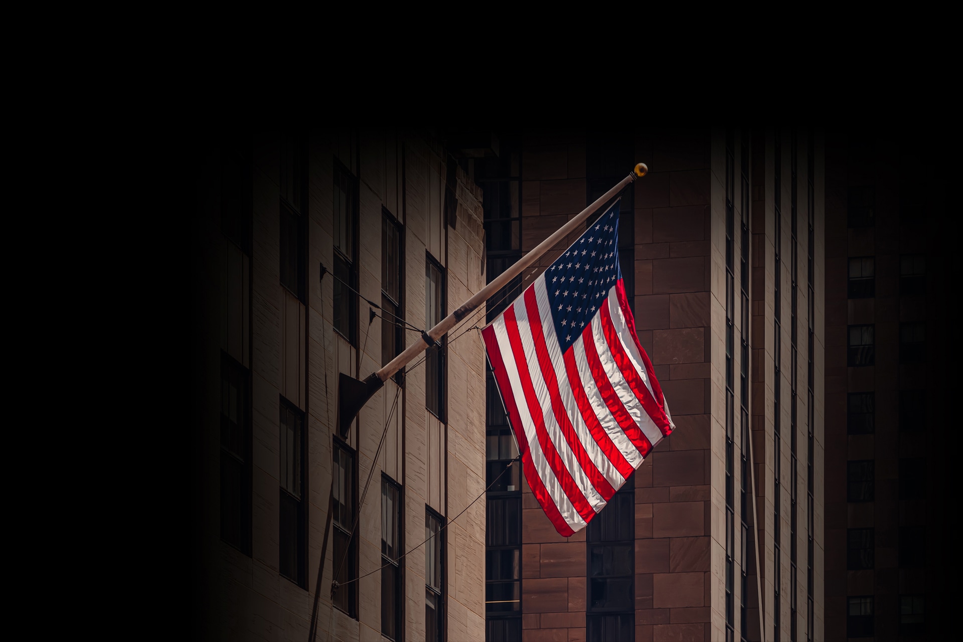 An American flag flutters in the wind. American elections: a decisive moment for your portfolio from an investor's point of view.