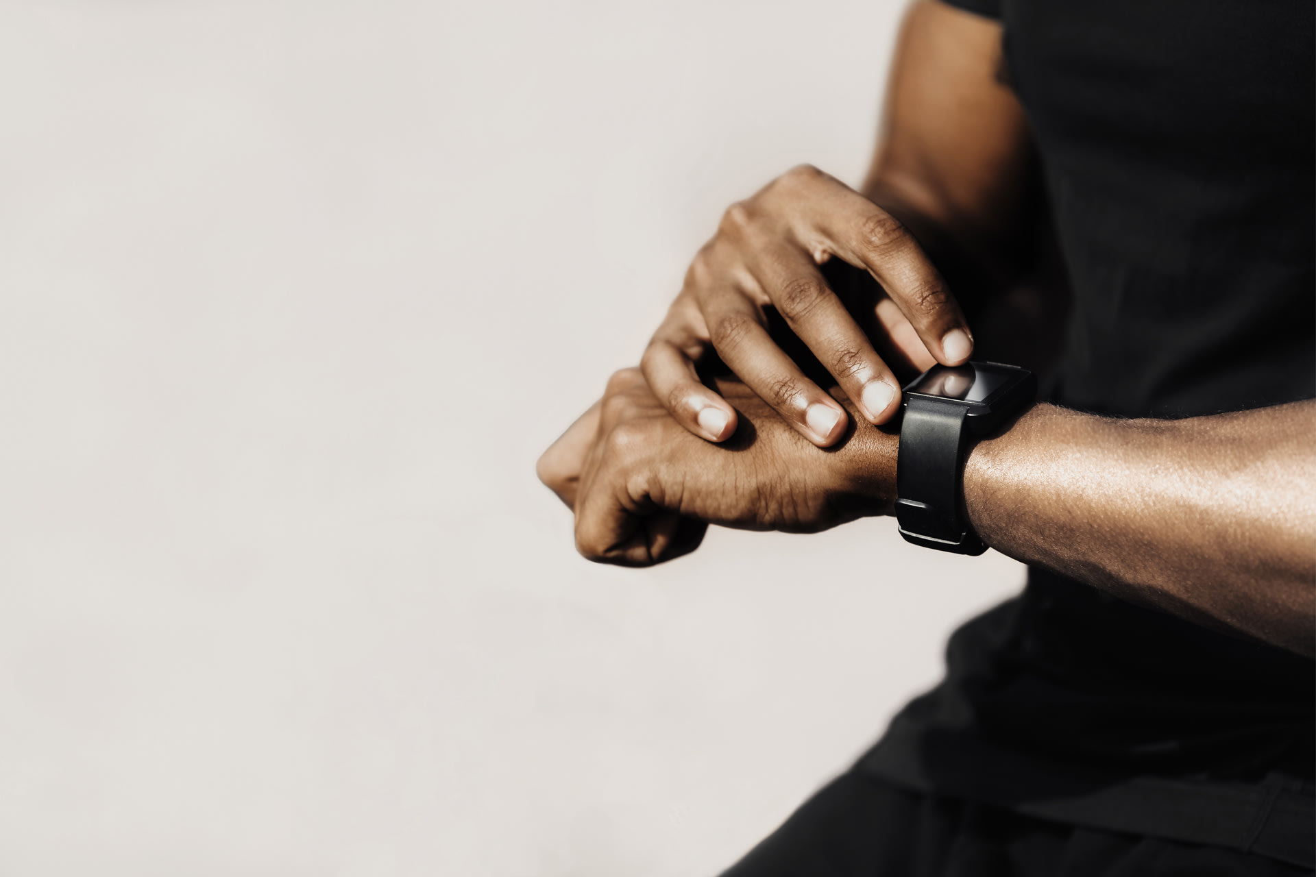 Ein Mann trägt eine Smartwatch an seinem Handgelenk: Symbolbild für interessante Investitionsmöglichkeiten in die Wearables Industrie.
