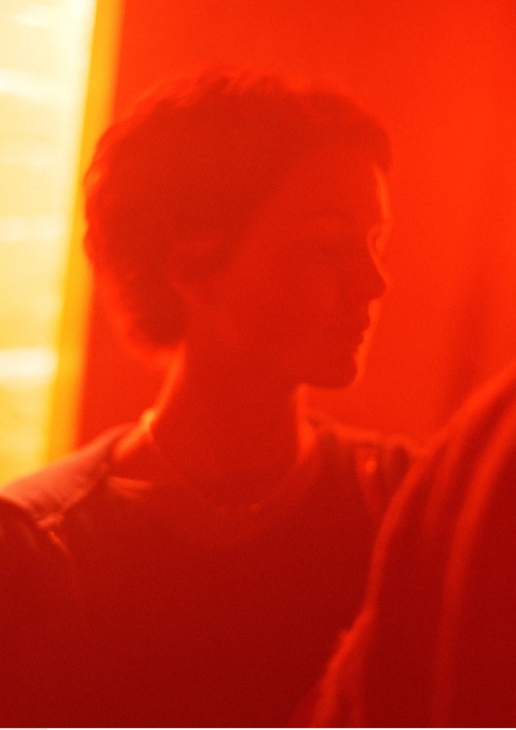 Art Vontobel - Rotes Bild mit einer Frau mit geschlossenen Augen im Hintergrund