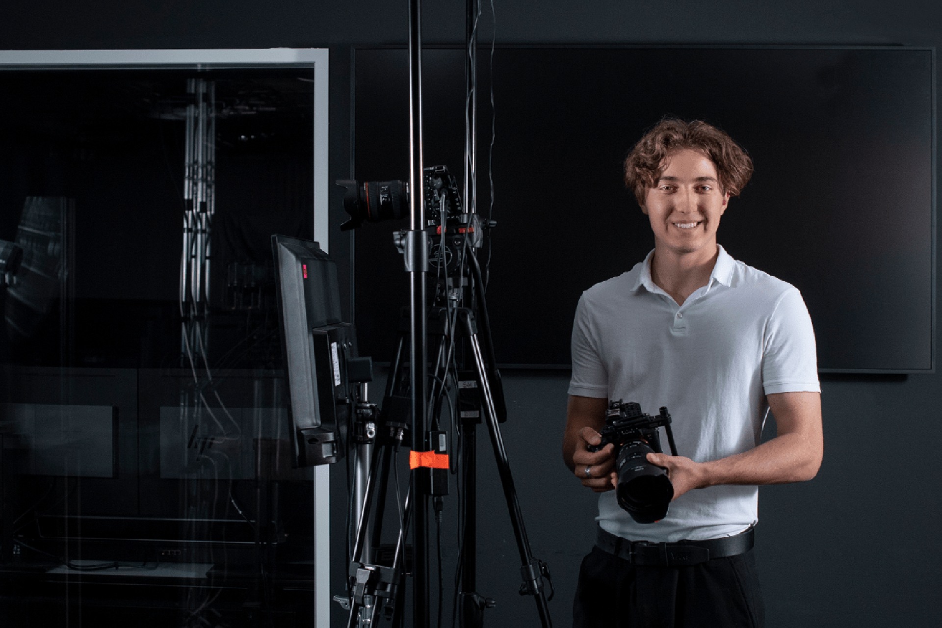 A mediamatics apprentice at Bank Vontobel looks into the camera with a laugh.