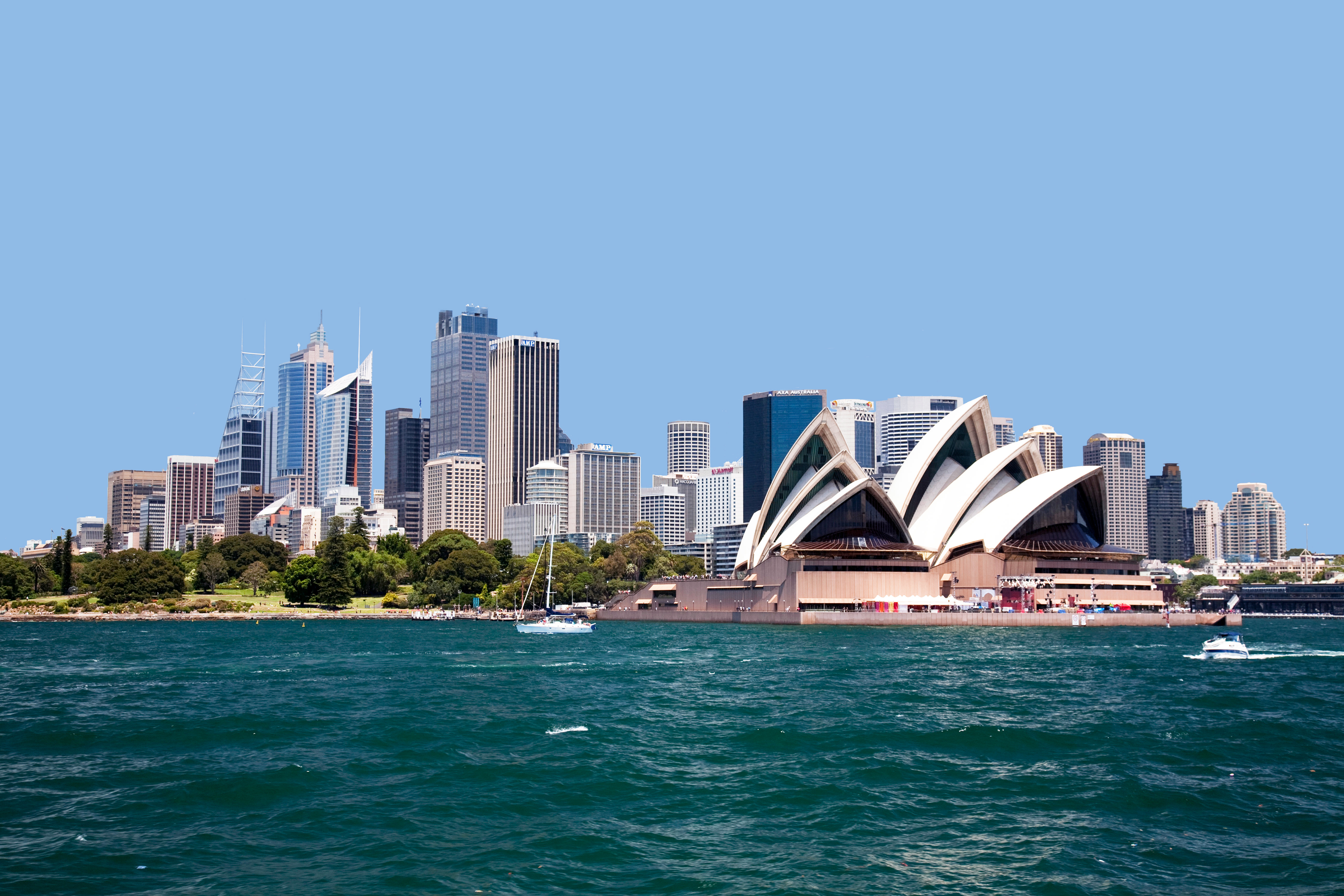 Skyline di Sydney con il teatro dell'opera in primo piano