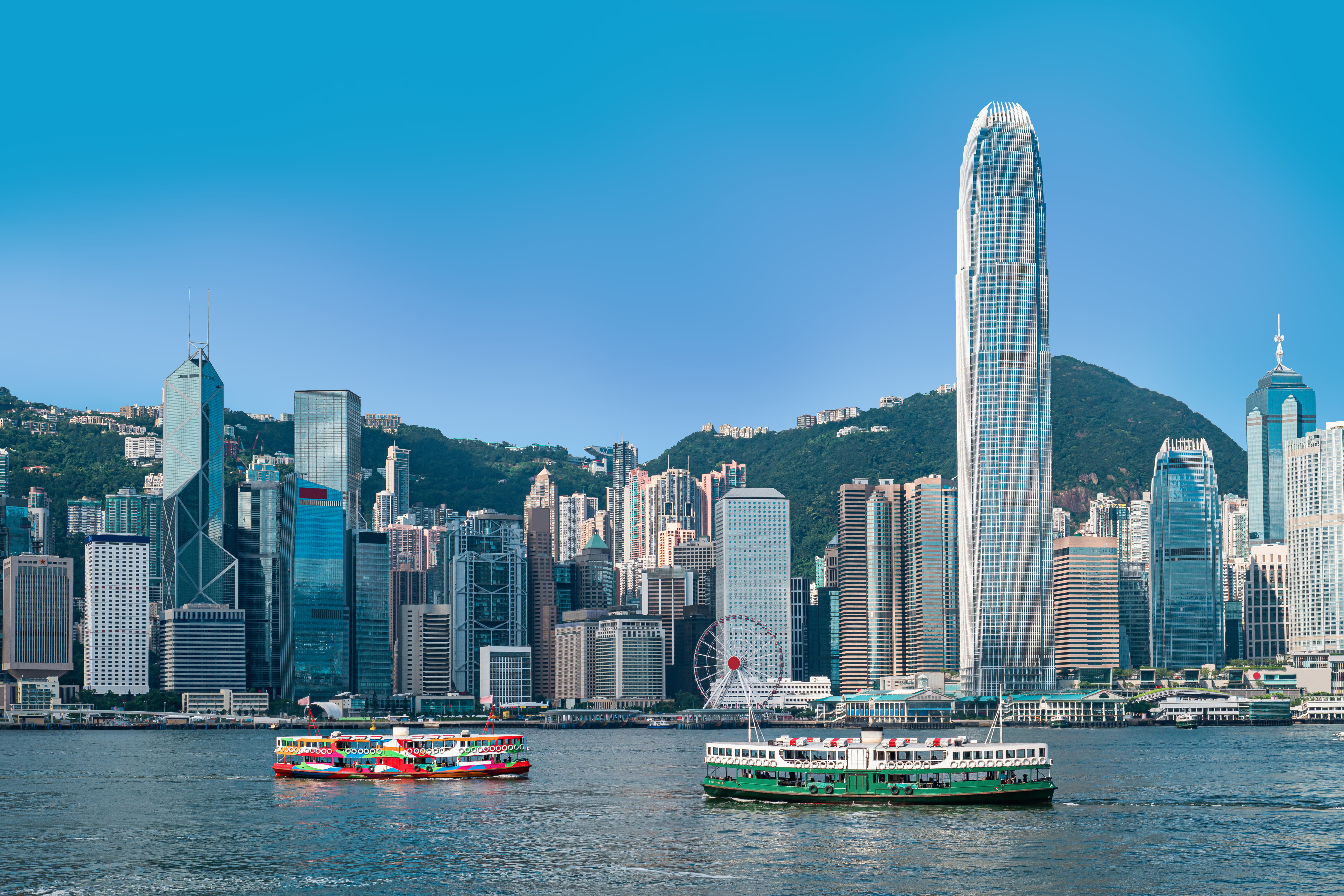 Lo skyline di Hong Kong con le navi in primo piano