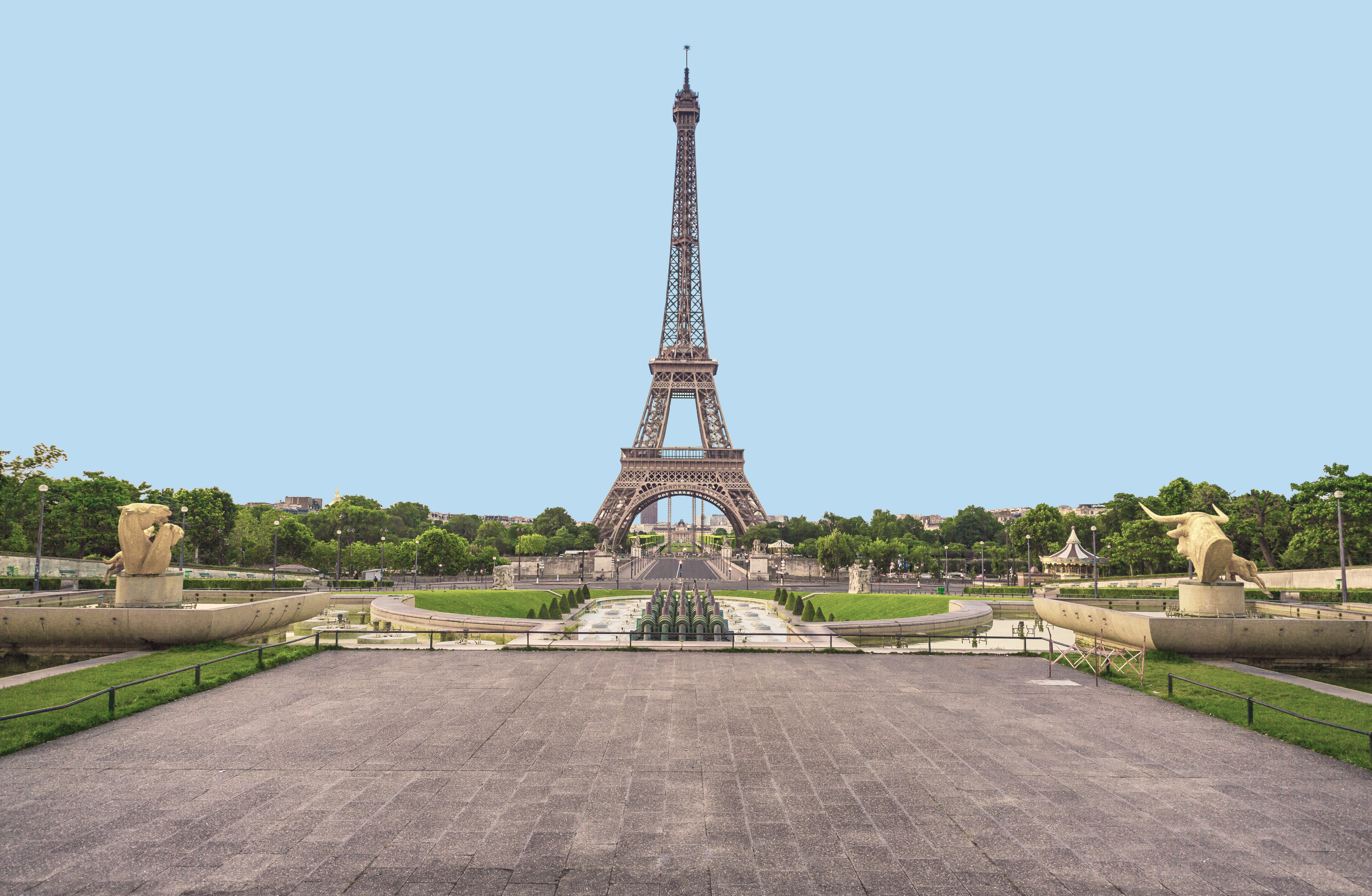 La Torre Eiffel fotografata da una piazza