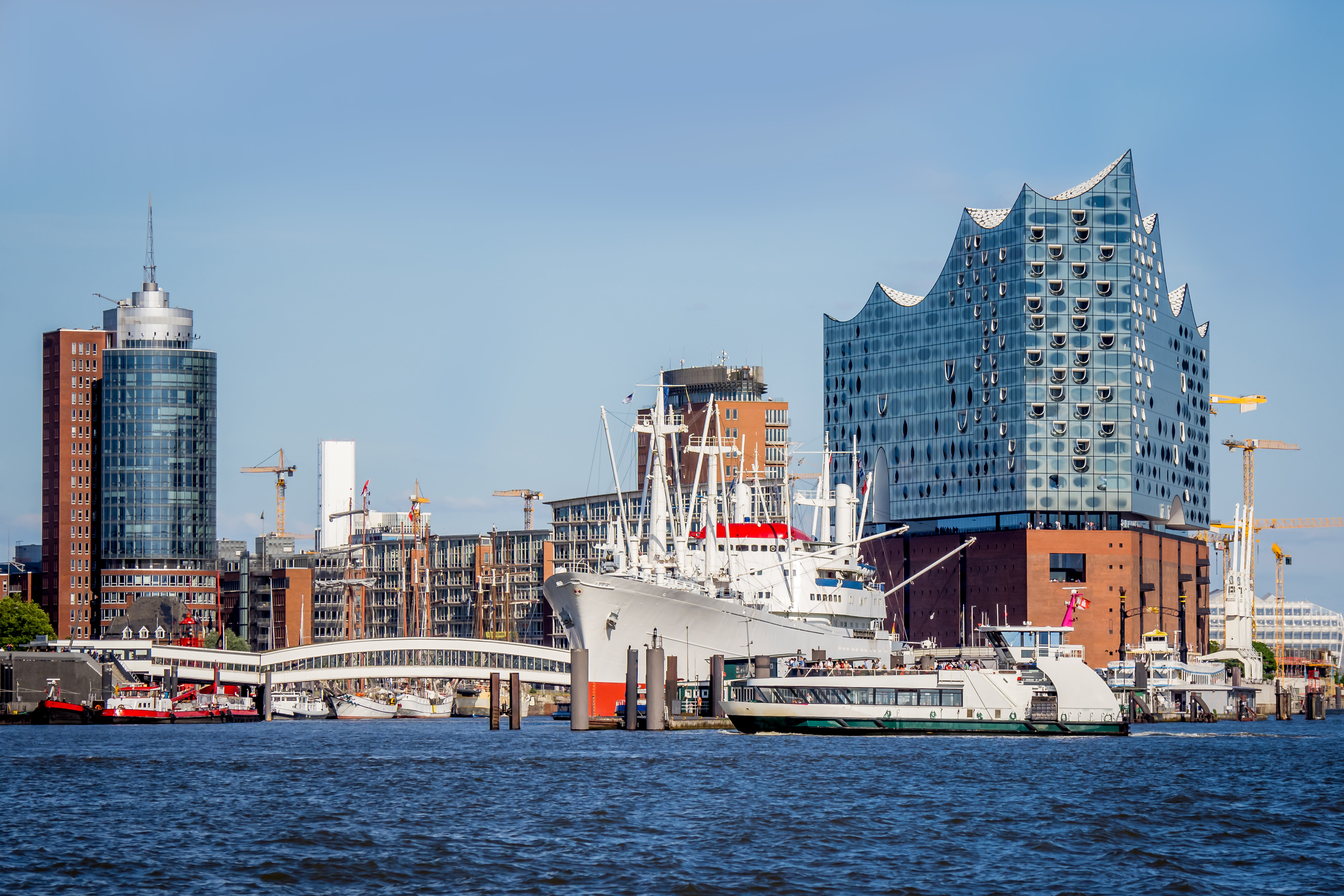 Il porto di Amburgo con la Elbphilharmonie sullo sfondo