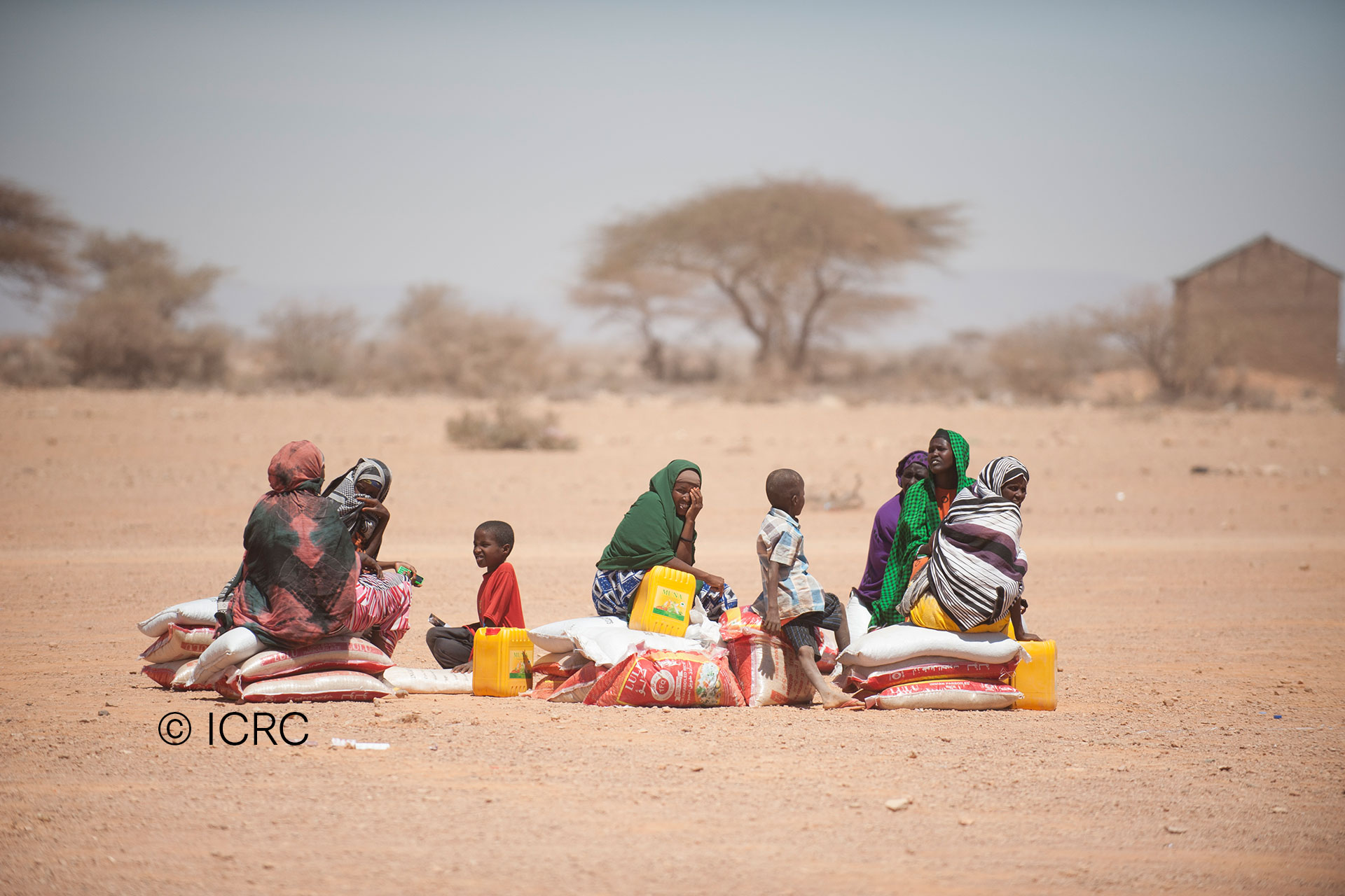 Personen welche in Niger auf dem Boden sitzen