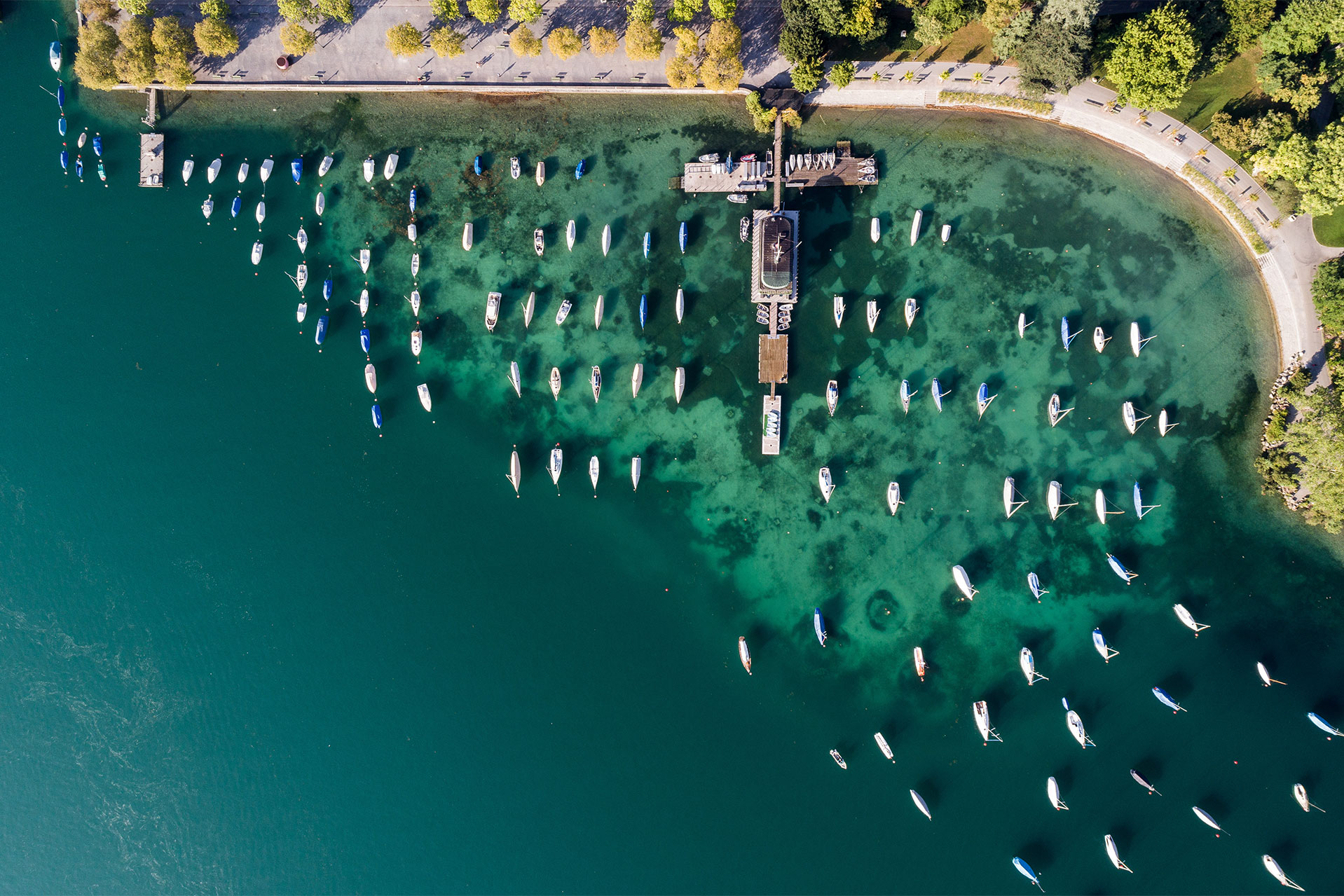 Vista aerea di barche attraccate a un molo in una giornata di sole a Zurigo.